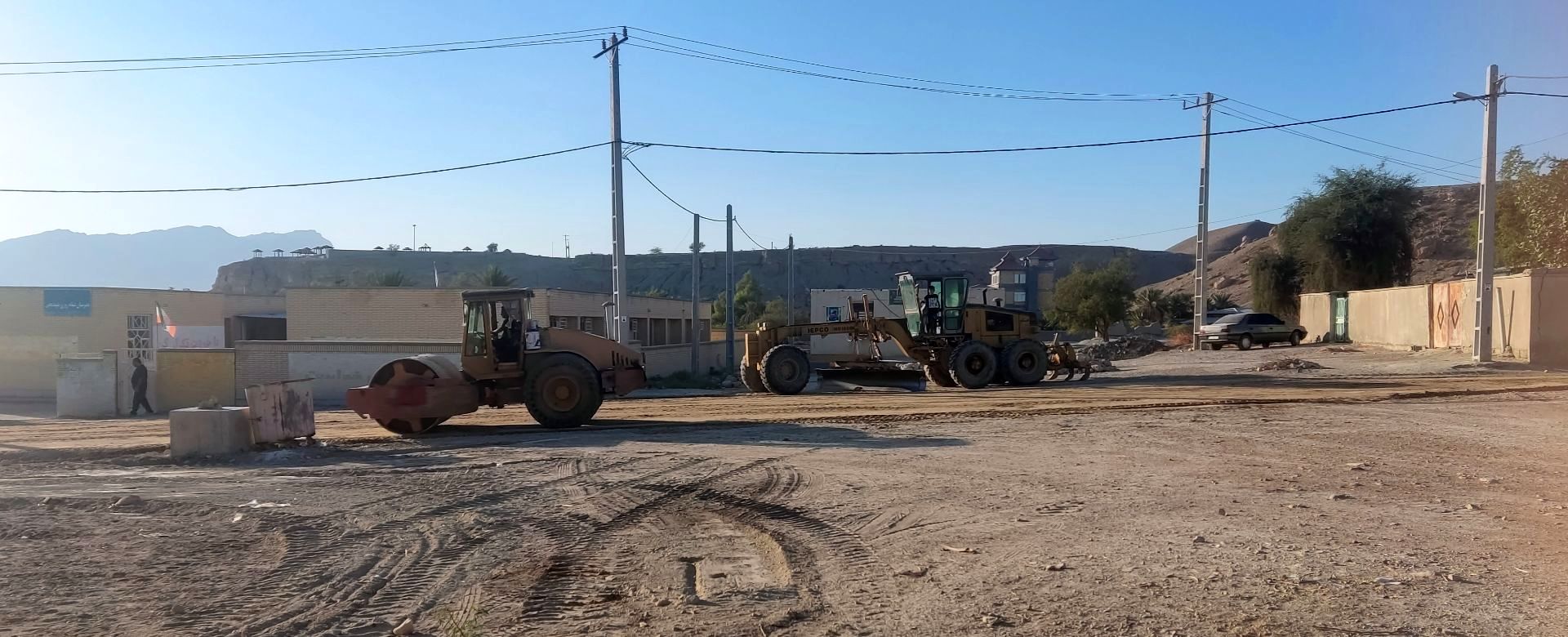  عملیات آسفالت جاده دسترسی مدرسه شهید نجمی در فین آغاز شد 