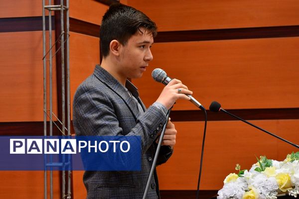 تجلیل از پسران ممتاز دبیرستان امام رضا در بهارستان‌دو