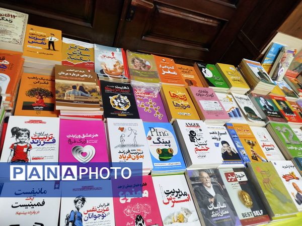 گشایش نمایشگاه کتاب در فرهنگسرای فاروج 