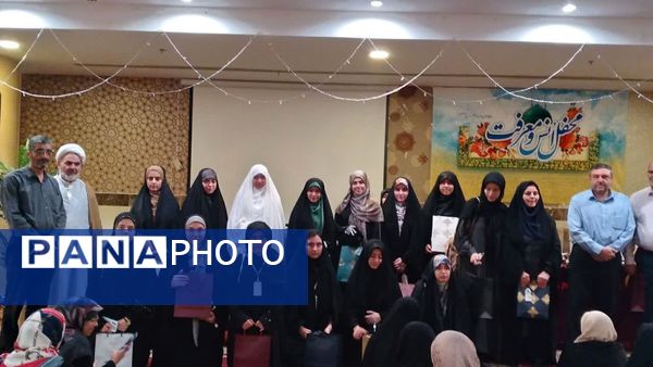 اهدای چادر از سوی مقام معظم رهبری به دانش‌آموزان دختر عمره‌گزار در سرزمین وحی