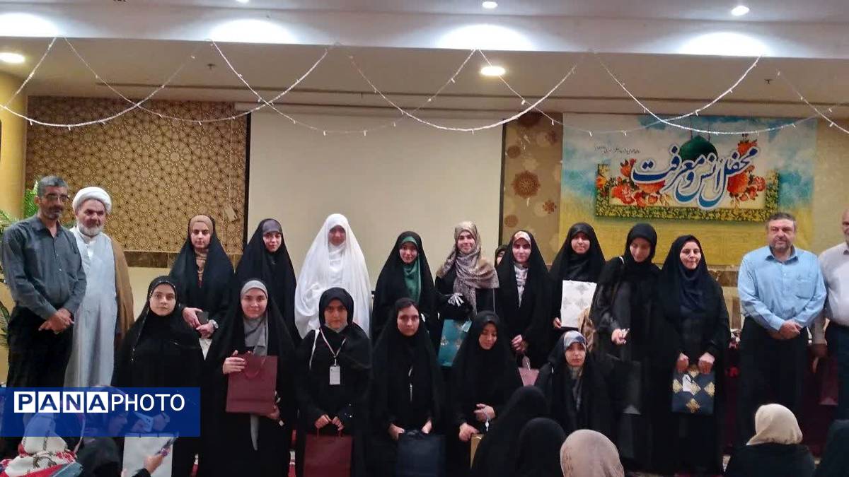 اهدای چادر از سوی مقام معظم رهبری به دانش‌آموزان دختر عمره‌گزار در سرزمین وحی