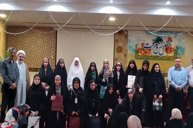 اهدای چادر از سوی مقام معظم رهبری به دانش‌آموزان دختر عمره‌گزار در سرزمین وحی