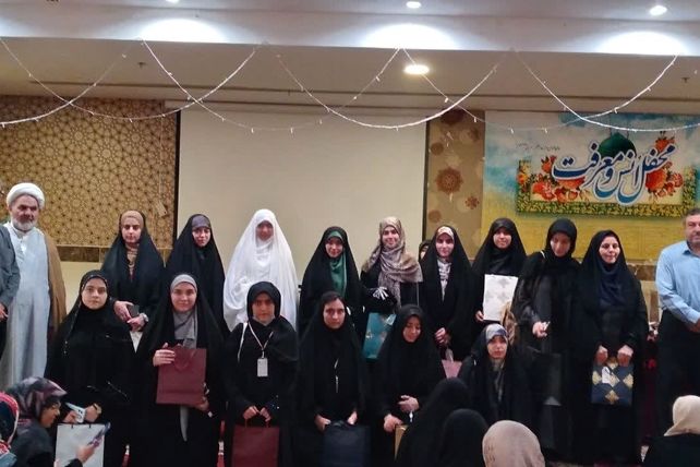 اهدای چادر از سوی مقام معظم رهبری به دانش‌آموزان دختر عمره‌گزار در سرزمین وحی