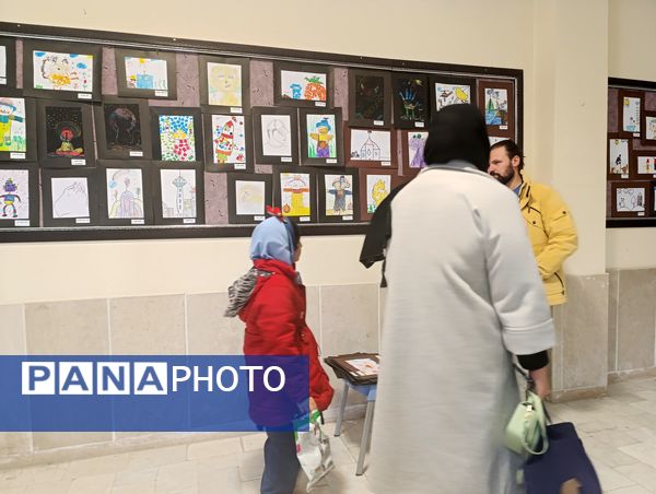 نمایشگاه نقاشی دانش آموزان مدرسه مهر و ماه آشخانه 