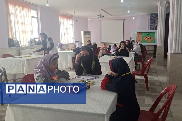 تصاویری زیبا از تمرکز دانش‌آموزان دختر در المپیاد رویش ناحیه۳ شیراز 