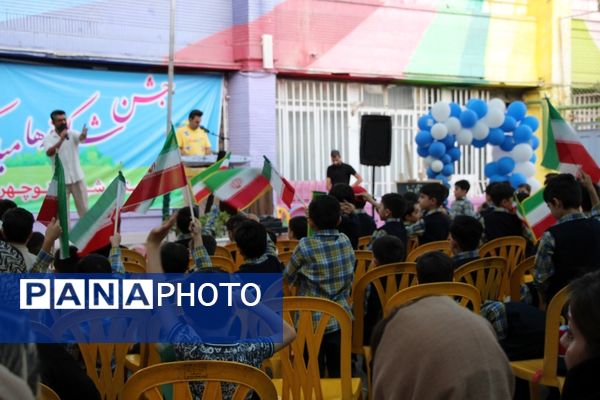 جشن شکوفه‌ها در دبستان منوچهر رزاقی ناحیه۳ مشهد