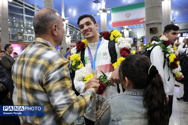 بازگشت طلایی‌پوشان بلندقامت دانش‌آموز ایران با کاپ قهرمانی