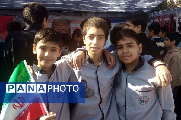 حضور پرشور دانش آموزان دبستان شاهد حیات در راهپیمایی سیزده آبان ۱۴۰۴