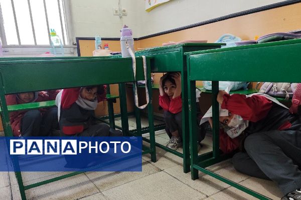 مانور سراسری زلزله و ایمنی با شعار "مدرسه ایمن، جامعه تاب‌آور" در مدرسه سارا شهرستان ملارد
