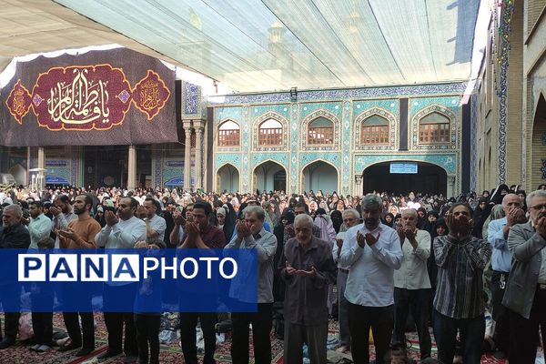 حضور مدیر آموزش و پرورش ناحیه دو شهرری در کنار دانش آموزان در نماز جمعه 