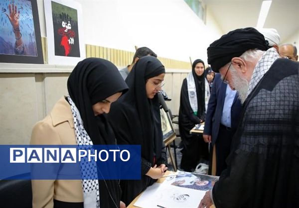 اهدای هدایای مقام معظم رهبری به دانش‌آموزان بیرجندی 