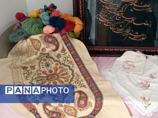 نمایشگاه آثار هنری معلمان دبیرستان جفایی در هفته معلم