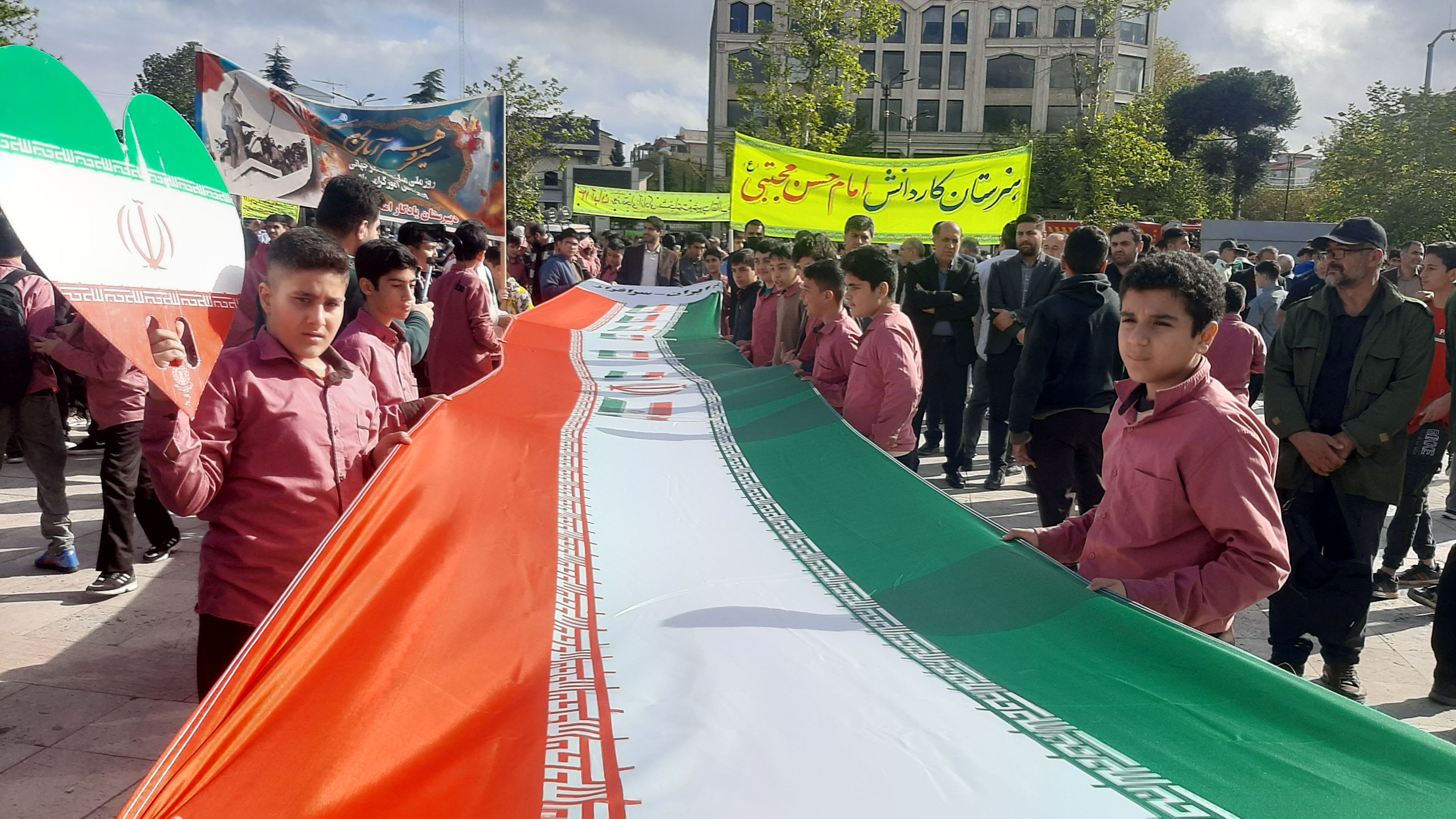 ما وارثان 13 آبانیم