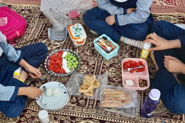 صبحانه سالم به مناسبت هفته سلامت در مدرسه ربابه هاشمیان یزدی شیروان