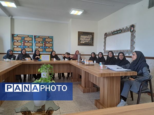 دبستان شقایق‌ها در بخش صفادشت با تجهیز و زیباسازی مدرسه به استقبال ماه مهر رفت