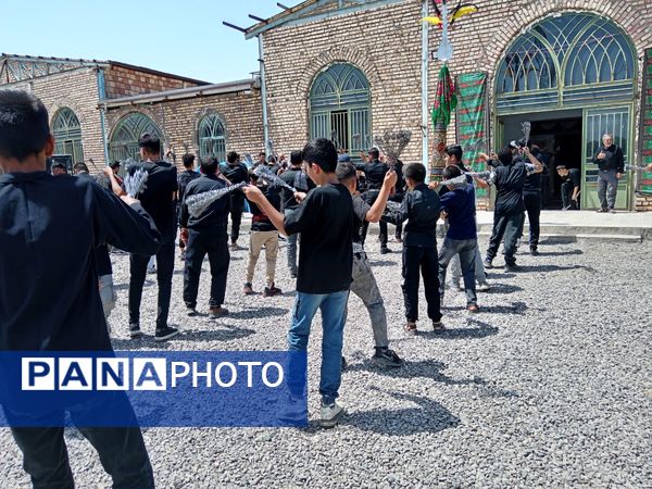 هیئت زنجیرزنی در روستای فیض آباد در صبح عاشورای حسینی 