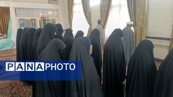 برپایی نماز جماعت در مکتب النرجس