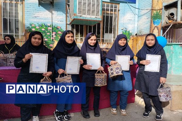 مراسم روز دختر و تقدیر از دانش‌آموزان نمونه و رتبه برتر