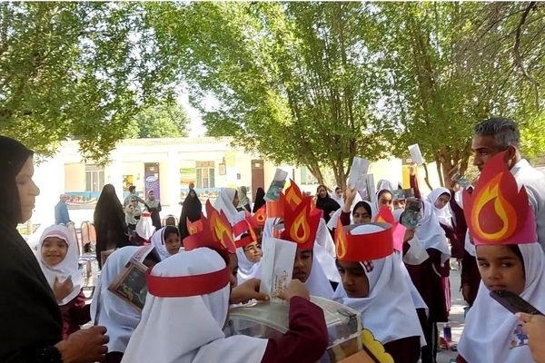 جشن عاطفه‌ها در دبستان مولوی فین؛ همدلی برای تداوم آموزش