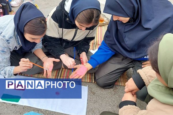 نمایشگاه دست سازه‌های دانش‌آموزان مدرسه شهید شرافت بهارستان‌دو