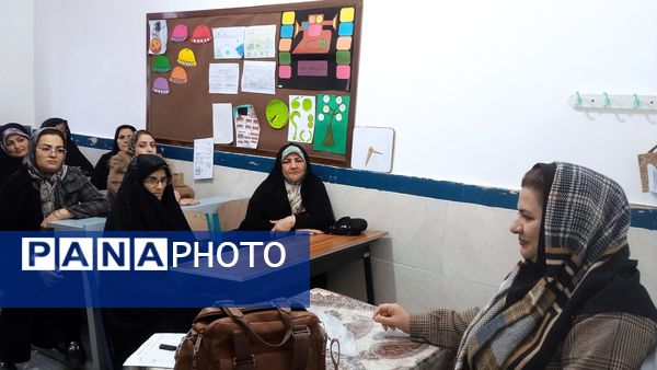 جلسه انجمن اولیا و ارائه کارنامه های هشدار به والدین در مدرسه شهید نجفی فدافن