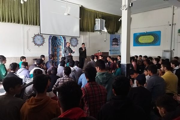 زیارت عاشورا  با یاد شهدای غزه در دبیرستان شاهد ابوذر غفاری 