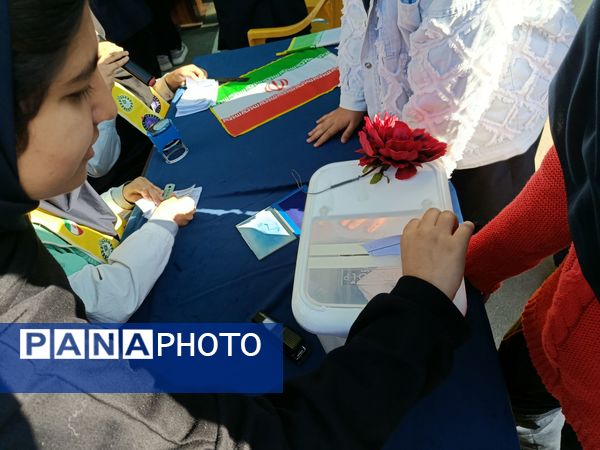 انتخابات شورای دانش آموزی‌ در دبیرستان‌ یغمای‌ نیشابوری(وکیلی 3)