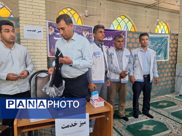 برپایی میز خدمت ادارات شهرستان حاجی آباد در نماز جمعه به‌مناسبت هفته دولت