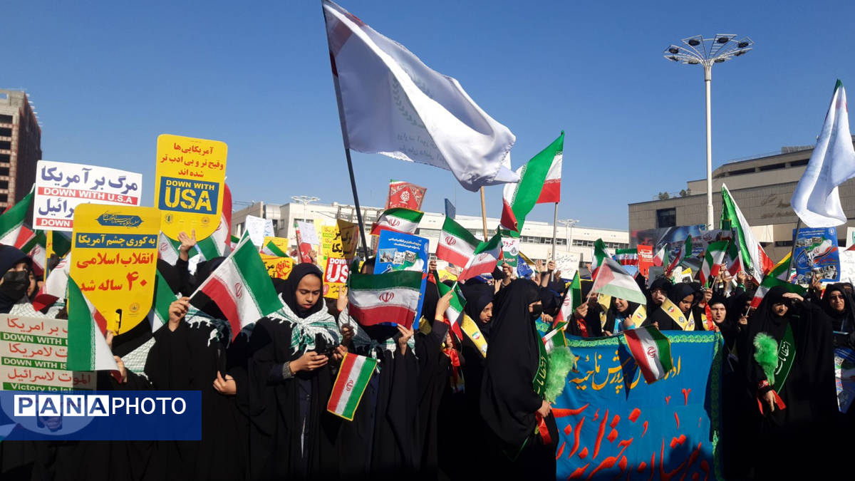 حضور پرشور دانش آموزان مشهد مقدس در راهپیمایی یوم‌الله ۱۳ آبان 
