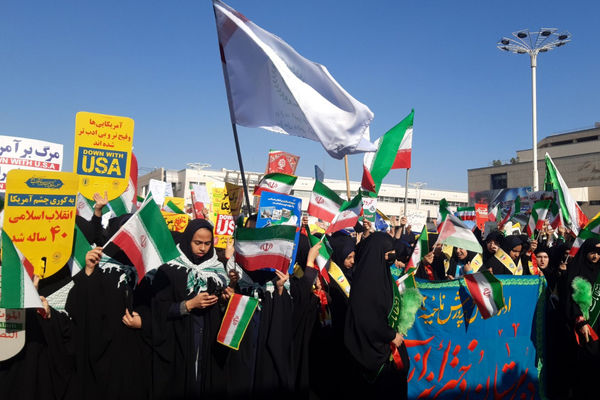 حضور پرشور دانش آموزان مشهد مقدس در راهپیمایی یوم‌الله ۱۳ آبان 