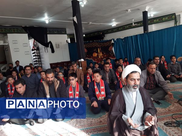 نماز پدر پسری در مدرسه دکتر توسلی