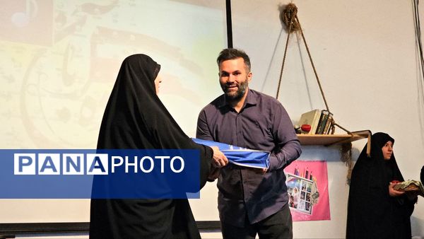 آیین گرامیداشت روز دانش‌آموز با حضور مسئولان منطقه ۱۳ در دبیرستان طلیعه شاهد