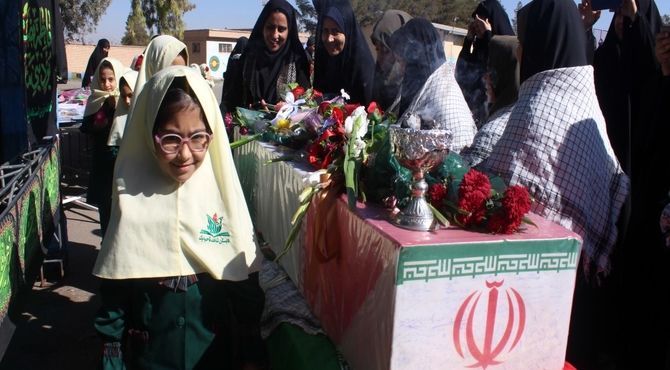 استقبال از پیکر شهید گمنام در دبستان دخترانه شاهد کرمان