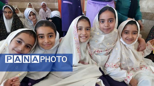 نماز مادر و دختری به مناسبت روز دانش‌آموز در دبستان دخترانه اندیشه