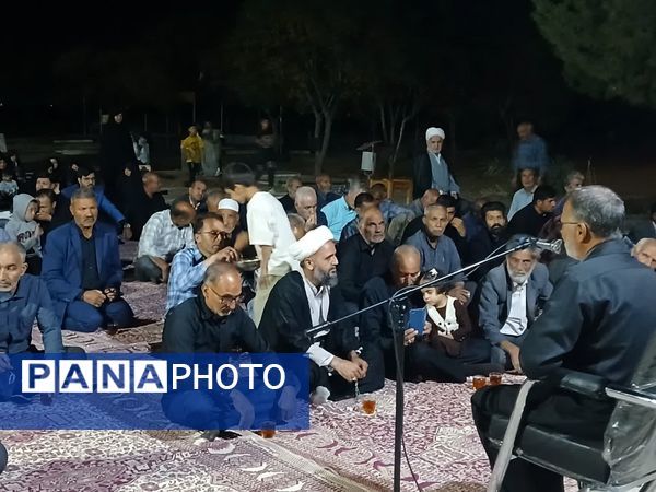 مراسم شبی با شهدا در محل گلزار شهدای روستای بزنجرد شهرستان خلیل‌آباد