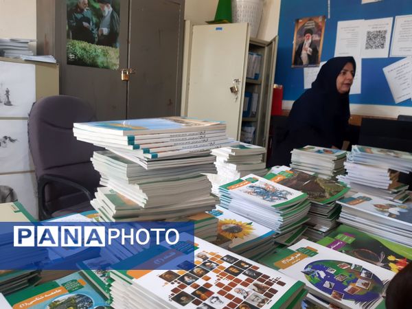 آغاز توزیع کتاب‌های درسی در مدرسه خدیجه کبری زاغه