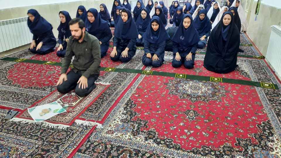 استقبال پرشور دانش‌آموزان از برگزاری نماز جماعت در دبیرستان انصار