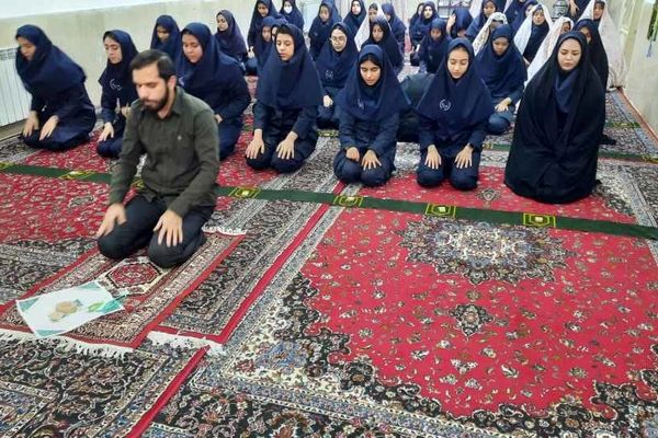 استقبال پرشور دانش‌آموزان از برگزاری نماز جماعت در دبیرستان انصار