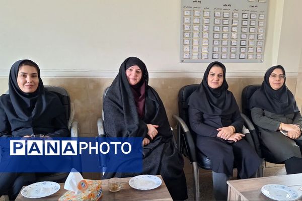تقدیر و وداع اعضای انجمن اولیا و مربیان آموزشگاه معارف 6 از کادر آموزشگاه