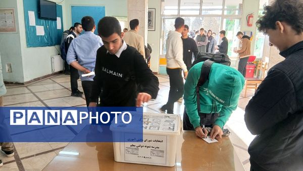 برگزاری بیست‌وهشتمین دوره شورای دانش‌آموزی دبیرستان نمونه دولتی معلم شهرستان ساوجبلاغ