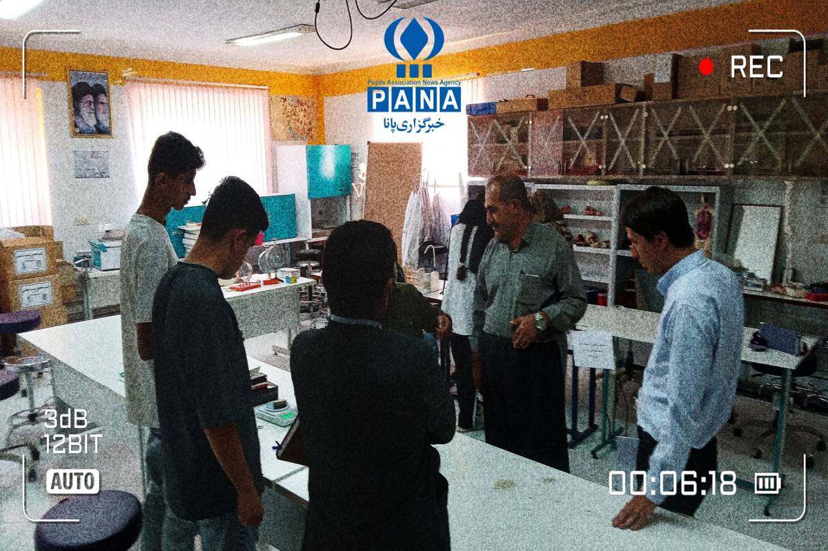 بازدید معاون آموزشی دهگلان از آزمایشگاه دبیرستان پروین اعتصامی و تاکید بر تجهیز و توسعه امکانات علمی