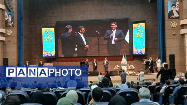 معلم قلب تپنده پایتخت دانایی
