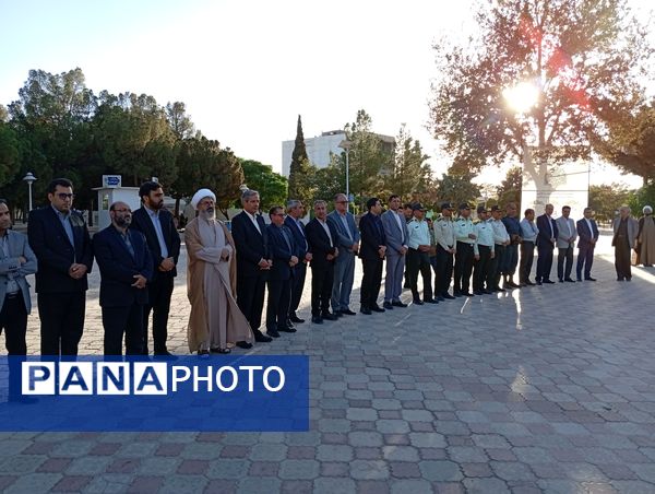 عطر افشانی و گلباران مزار شهدا توسط مسئولین کاشمر به مناسبت هفته دولت