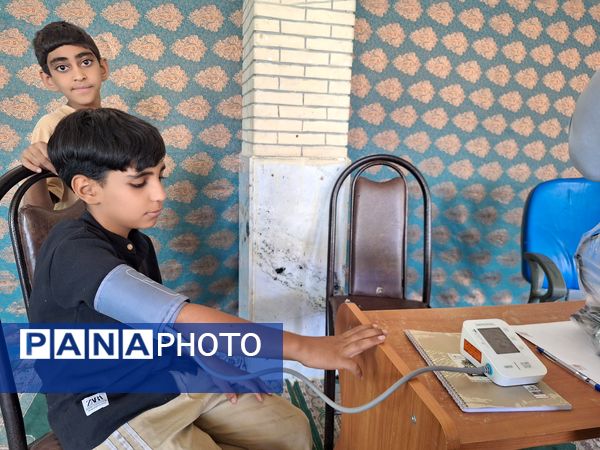 برپایی میز خدمت ادارات شهرستان حاجی آباد در نماز جمعه به‌مناسبت هفته دولت