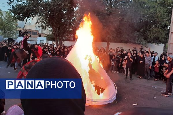 عشاق دلسوخته سیدالشهدا شام غریبان را با آتش زدن خیمه‌‌ها به پایان رساندند