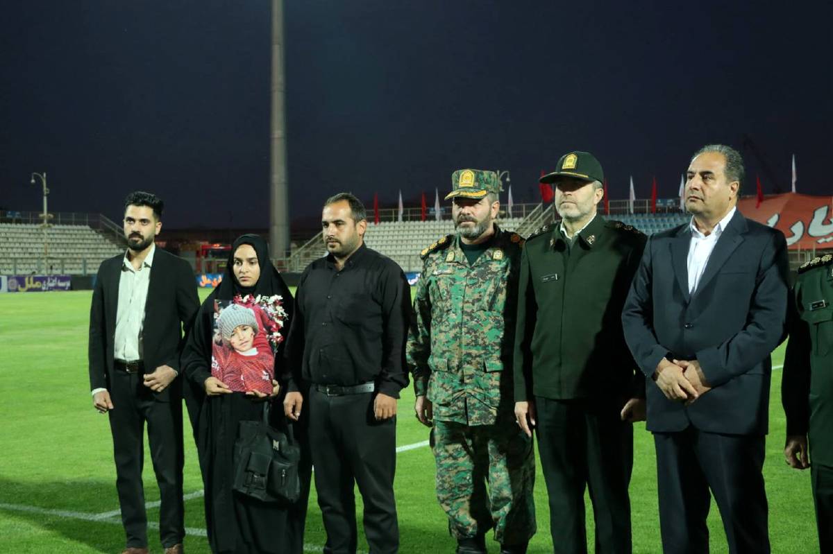 طاهای تراکتوری، مهمان ویژه سکوهای تبریز شد/مادری با تصویر فرزند شهیدش