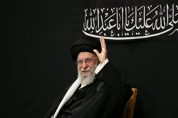 حضور رهبر انقلاب در شب عاشورا؛ جلوه‌ای از وحدت و عشق حسینی