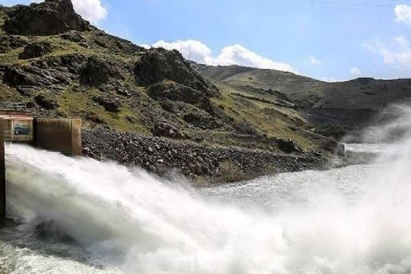 رهاسازی آب سد ایوشان برای آبیاری مزارع لرستان آغاز شد