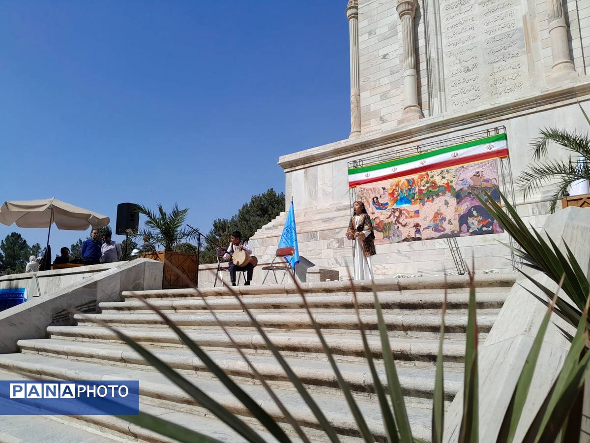 همایش کودک و شاهنامه در آرامگاه فردوسی 