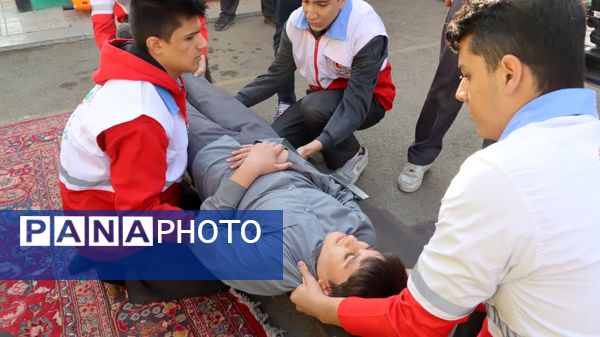 برگزاری مانور متمرکز استانی زلزله و ایمنی همزمان با سراسر کشور در مدرسه نیکان ناحیه 2 کرج 